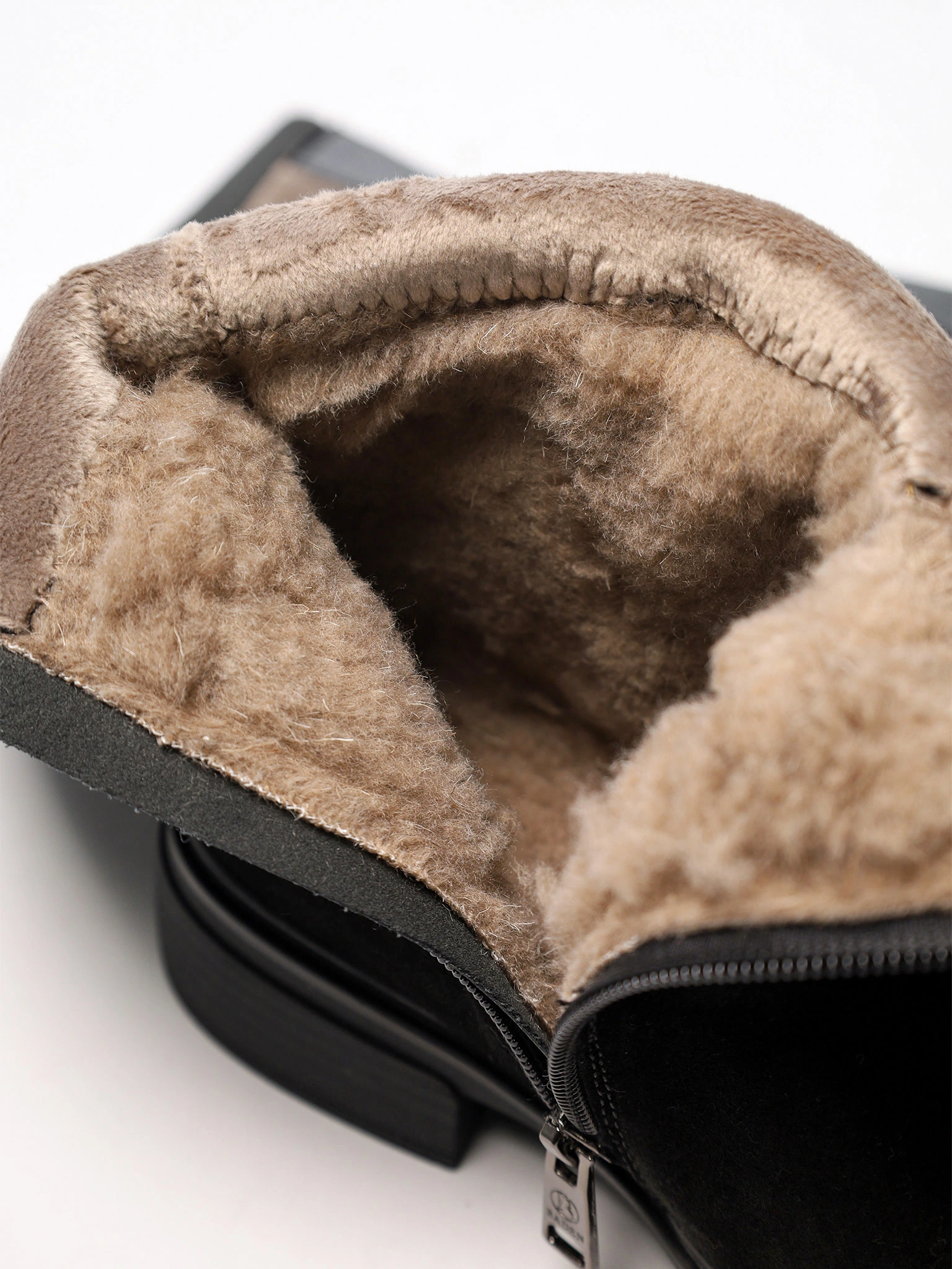 Сапоги черного цвета из натуральной замши на среднем широком каблуке